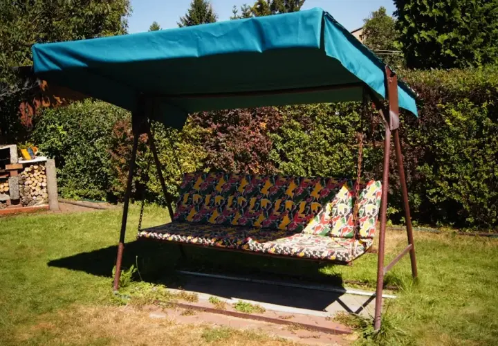 Jak zrobić daszek na huśtawkę ogrodową - łatwe kroki i porady