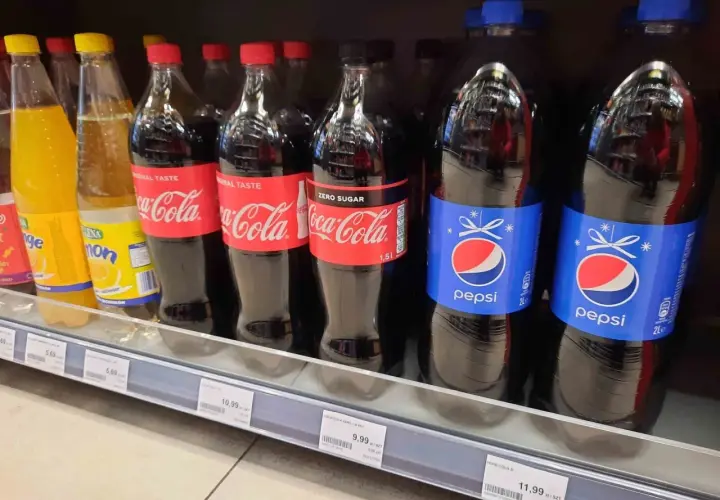 Butelki Pepsi i Coca-Coli na półce sklepowej. Cena Pepsi 2L to 11,99 zł.