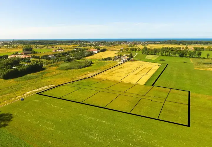 Działka z podziałem na mniejsze parcele, z widokiem na morze. Planowane podniesienie terenu o 50 cm ułatwi budowę.