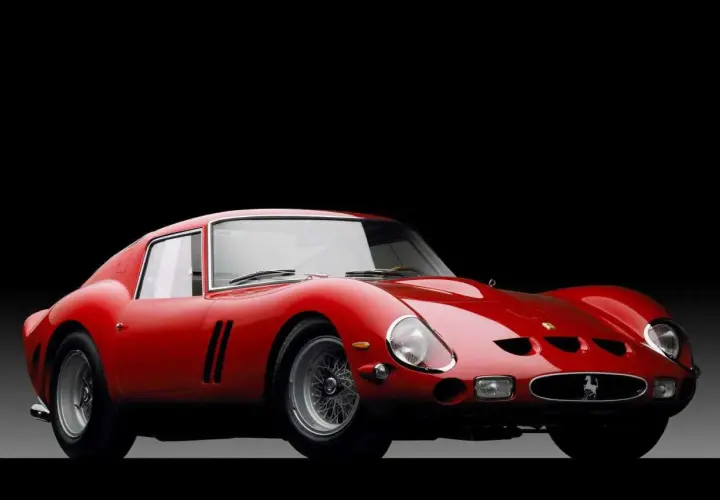 Klasyczne, czerwone włoskie auto sportowe, Ferrari 250 GTO, błyszczy na czarnym tle.