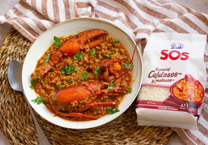 Un delicioso arroz con bogavante, preparado con arroz SOS Especial Caldosos y melosos, adornado con perejil fresco.