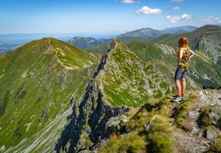 Kobieta podziwia panoramę Tatr z grani Siwego Wierchu.