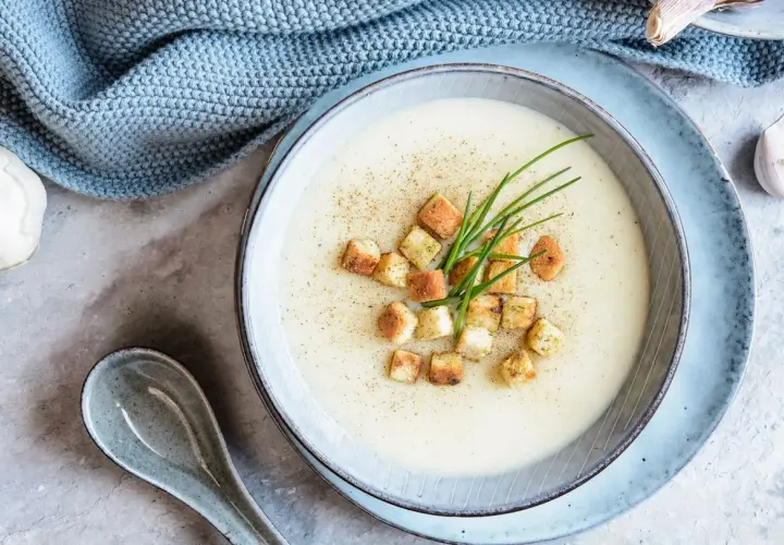 Velouté crémeux garni de croûtons dorés et de ciboule fraîche. Une recette soupe réconfortante, prête à être dégustée.
