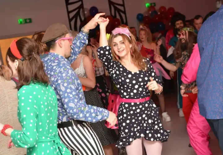 Impreza w stylu PRL! Jak się ubrać? Kropki, paski i kolorowe dodatki to strzał w dziesiątkę. Bawcie się dobrze!