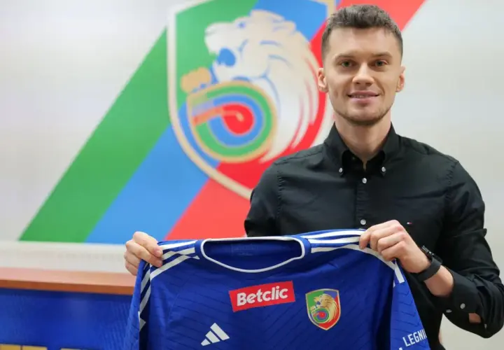 Piłkarz prezentuje niebieską koszulkę Miedzi Legnica. To nowy nabytek, wzmocnienie w ramach transferów.
