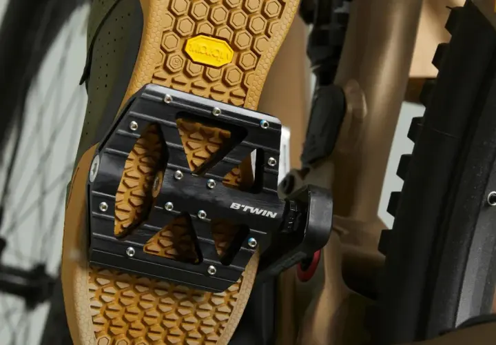 Buty rowerowe z podeszwą Vibram i pedały B'TWIN. Idealne, jakie pedały do roweru trekkingowego dla pewnego chwytu.