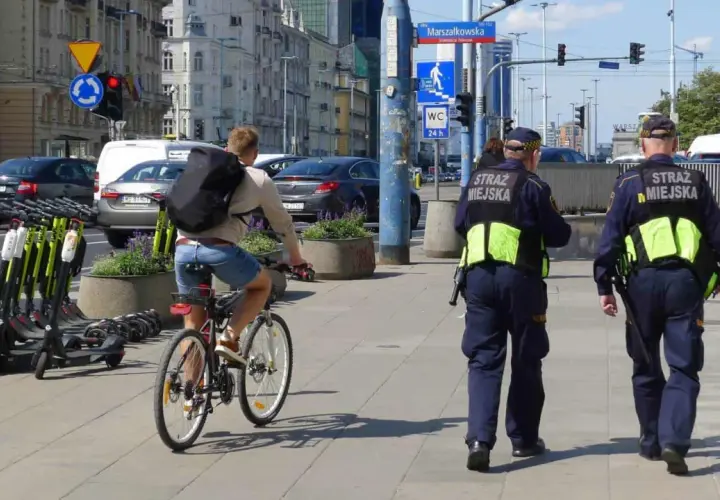 Straż miejska na osiedlu: kiedy mandat za parkowanie jest legalny?