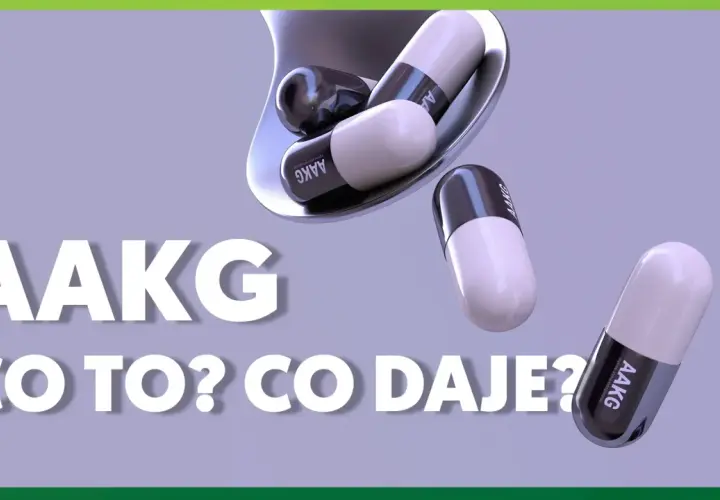 Kapsułki AAKG na łyżce i obok. Dowiedz się, aakg co to jest i jakie daje korzyści.