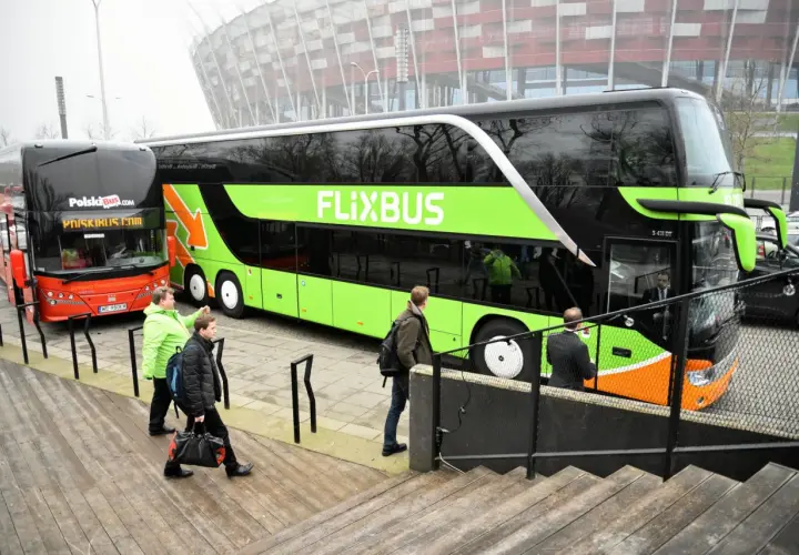 Zielony autokar Flixbus obok czerwonego Polskiego Busa. Może ktoś właśnie planuje flixbus zwrot biletu po podróży.