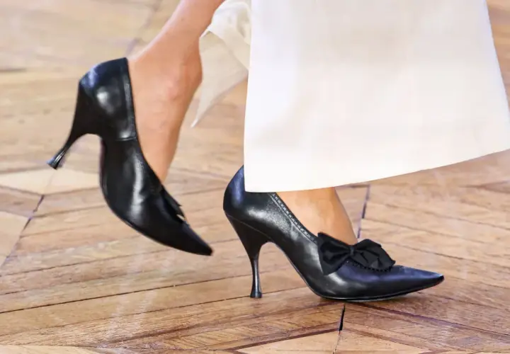 Eleganckie, czarne szpilki z kokardką i frędzelkami – idealne modne buty na wiosnę.