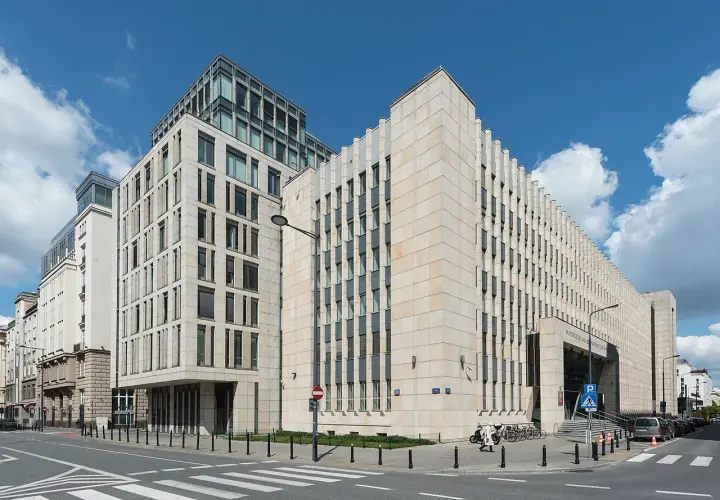 Nowoczesny budynek Naczelnego Sądu Administracyjnego (NSA) w Warszawie. Tu rozstrzyga się, co oznacza skrót NSA.
