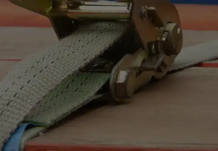 Spanngurt sichert Transportgut auf Ladefläche. Robuste Ratsche hält die Fracht sicher.
