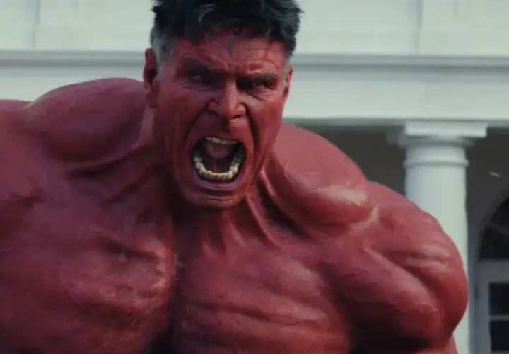 Le Red Hulk, ressemblant à Harrison Ford en colère, hurle devant une façade blanche.