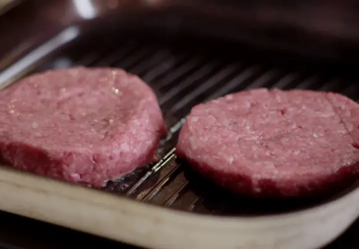 Jak usmażyć idealnego burgera? Sekret soczystego mięsa krok po kroku