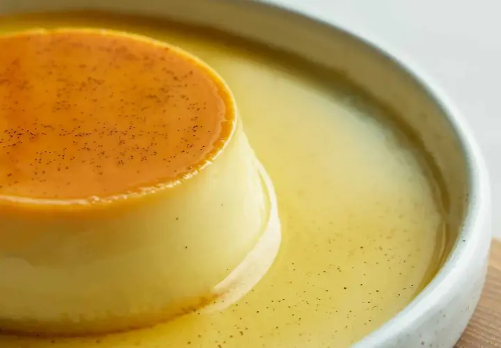 En krämig creme caramel, perfekt för ett enkelt recept. Den gyllene karamellen och vaniljprickarna lovar en ljuvlig smakupplevelse.