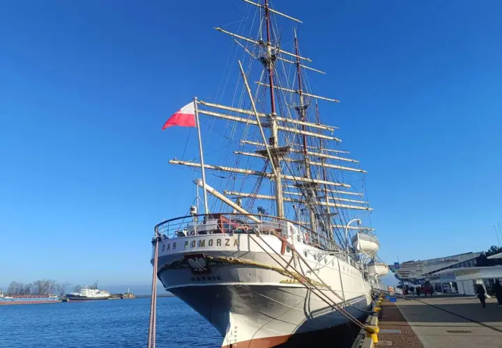 Duma polskiego żeglarstwa, żaglowiec "Dar Pomorza", cumuje w porcie. Biało-czerwona flaga dumnie powiewa na maszcie.