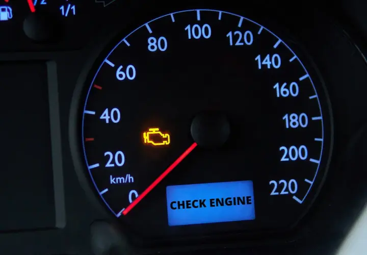 Kontrolka "Check Engine" świeci się na desce rozdzielczej. Dowiedz się, jak skasować błąd check engine bez komputera.