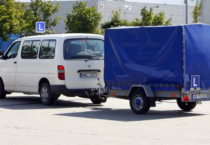 Ile naprawdę kosztuje prawo jazdy na przyczepę? Sprawdź wszystkie koszty!