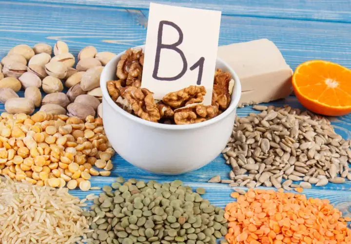 Tiamina co to? Orzechy, nasiona, soczewica, ryż, groch, pistacje, pomarańcza i drożdże – produkty bogate w witaminę B1.