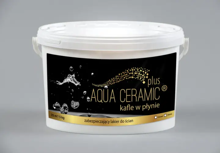 Białe wiaderko z czarną etykietą, na której widnieje napis "AQUA CERAMIC kafle w płynie" oraz grafika przedstawiająca wodę i złote kwadraty.