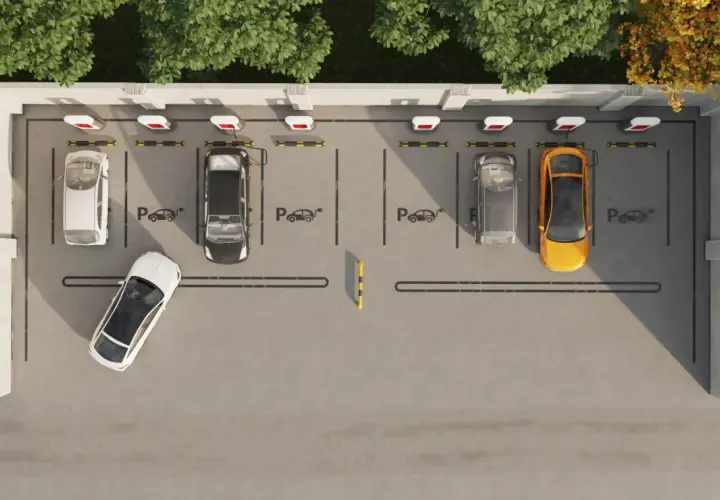 Widok z góry na parking z kilkoma samochodami, w tym żółtym i białym. Widać ładowarki do samochodów elektrycznych, sugerujące funkcję asystenta parkowania.