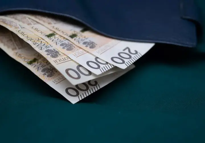Portfel z banknotami 200 zł. Może to być nagroda jubileuszowa za 40 lat pracy w budżetówce.