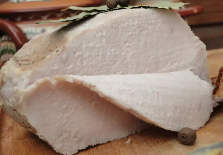 Gotowany schab, idealnie kruchy, przygotowany metodą schab gotowany 2 razy po 5 minut. Podany z liściem laurowym i zielem angielskim.