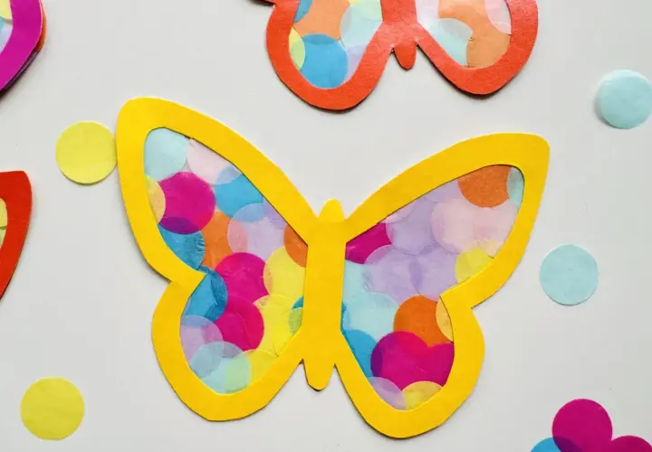 Bunte Schmetterlinge aus Filz, gefüllt mit Krepppapier-Kreisen. Perfekt als Bastelvorlagen Kinder für kreative Projekte.