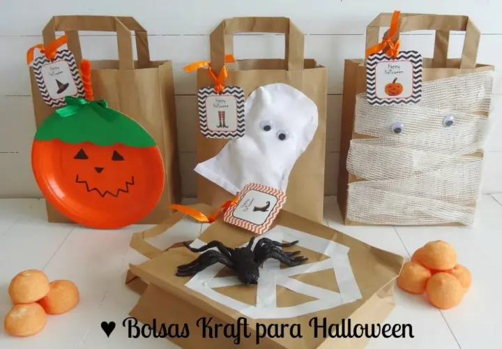Bolsas de papel kraft decoradas para Halloween: una calabaza, un fantasma y una momia. ¡Listas para el dulce o truco!