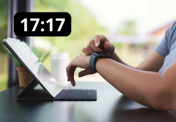 Persona revisa su reloj, marcando las 17:17. Este momento puede ser una señal, el 1717 significado espiritual es de equilibrio y nuevas oportunidades.