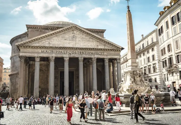 Il Pantheon e la fontana di Piazza della Rotonda, tra i posti più belli di Roma, animati da turisti e passanti.