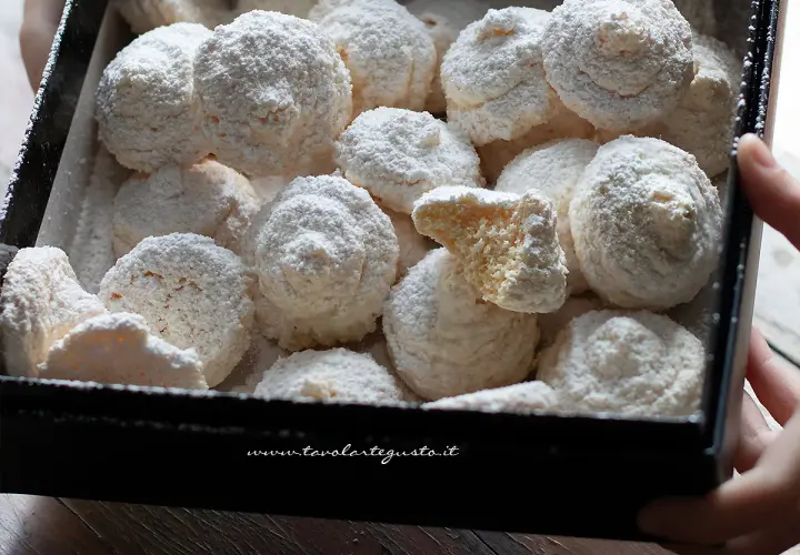 Deliziosi biscotti al cocco, soffici e ricoperti di zucchero a velo, pronti per essere gustati.