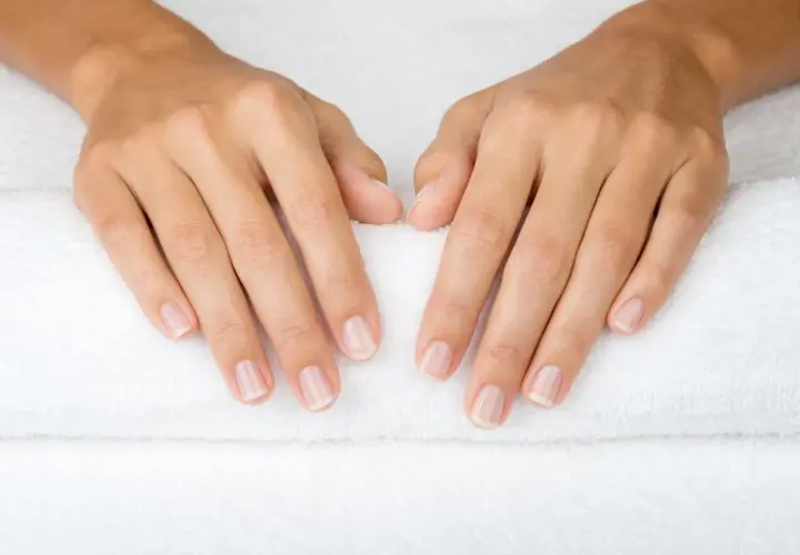 Ile trwa manicure japoński? Sprawdź, jak długo zajmuje cały zabieg i etapy