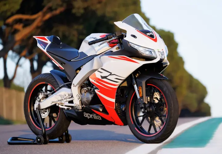 Aprilia RS 125 en blanco y rojo, lista para la acción. Descubre su precio y enamórate de su diseño deportivo.