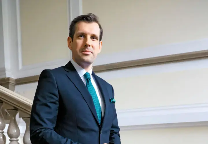 Tobiasz Bocheński w garniturze, z zielonym krawatem i poszetką. Czy to dowód, dlaczego Tobiasz Bocheński jest promowany na nową twarz polskiej prawicy?