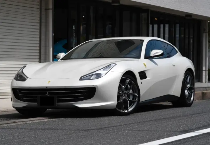 Białe Ferrari GTC4Lusso lśni na ulicy, gotowe na każdą podróż.