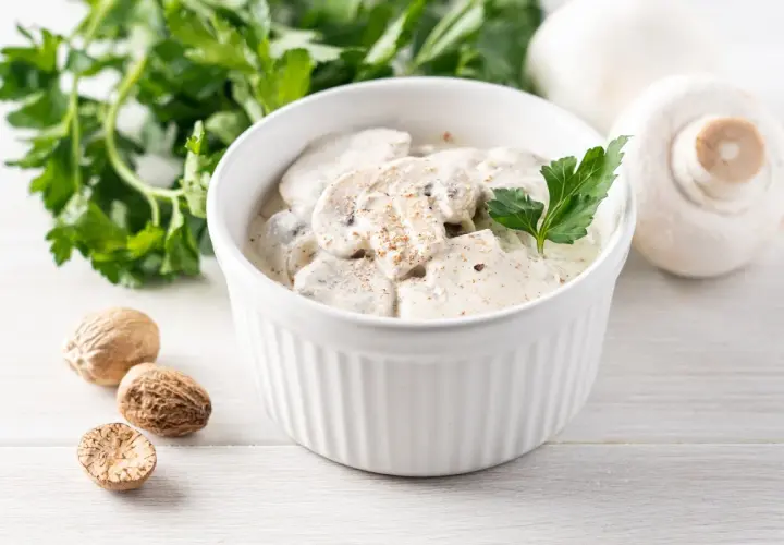 Funghi in salsa cremosa con noce moscata, attenzione alle controindicazioni per un uso eccessivo.
