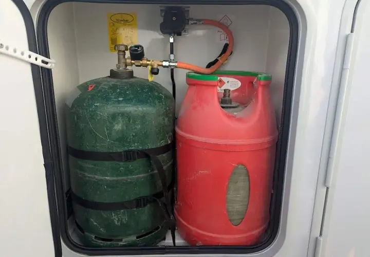 Deux bouteilles de gaz (verte et rouge) pour l'autonomie en camping-car. L'une est de 13 kg.