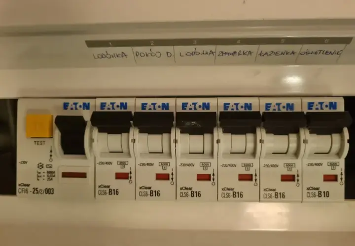 Zabezpieczenie przedlicznikowe z wyłącznikami Eaton. Opisane obwody: lodówka, pokój, łazienka, oświetlenie.