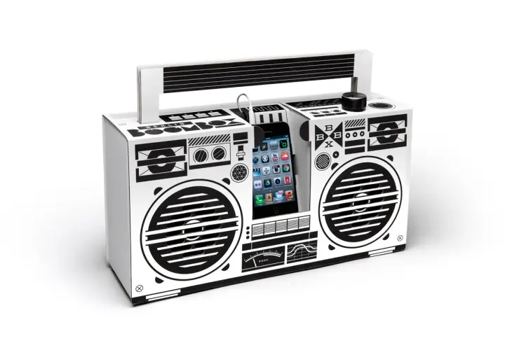 Un divertido radio de cartón con diseño retro, con un iPhone insertado como pantalla.