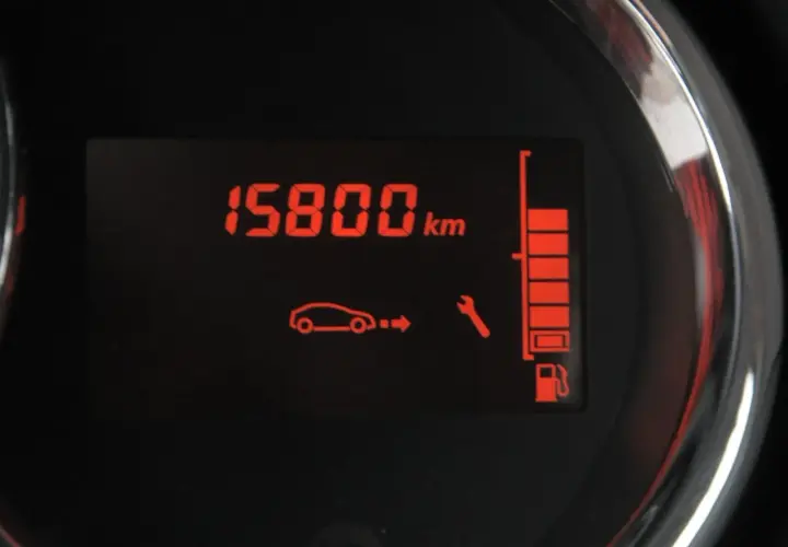 Dacia Duster: 15800 km przebiegu, kontrolka serwisu i wskaźnik paliwa. Czas na kasowanie inspekcji.