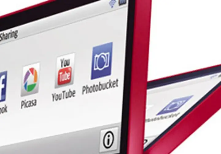 Czerwony aparat Samsung MV900F z ekranem pokazującym ikony Facebooka, Picasy, YouTube i Photobucket.