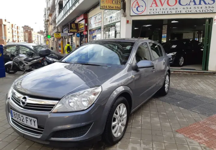Opel Astra 1.7 CDTI 110CV gris aparcado frente a concesionario de coches de ocasión AVOCARS.