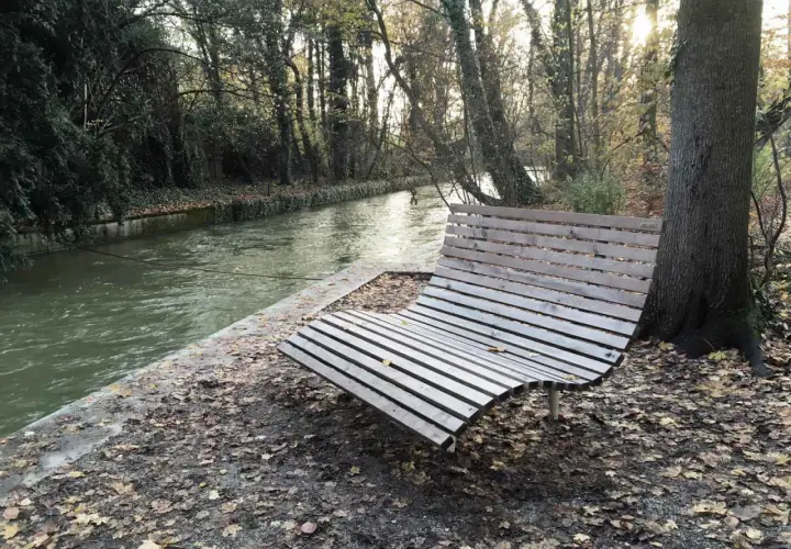 Ein geschwungenes Holzsofa, perfekt, um die Natur zu genießen. Ein tolles Projekt, um ein Waldsofa selber bauen.