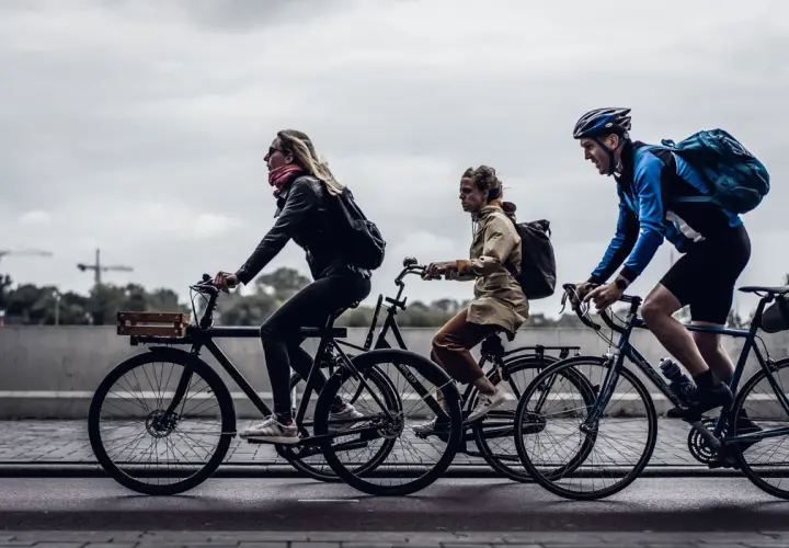 Trzech rowerzystów jedzie obok siebie. Czy planują trasę na komoot czy strava?