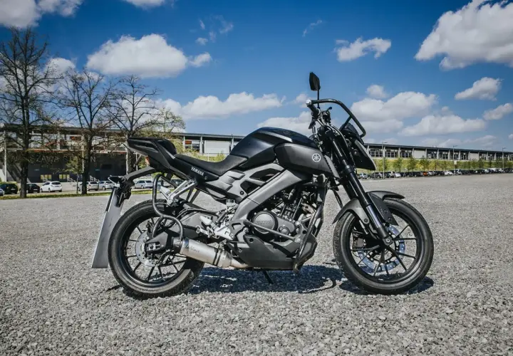 Czarny motocykl Yamaha na parkingu. Idealny na pierwszy pojazd, gdy zastanawiasz się, prawo jazdy a1 od ilu lat można zdobyć.