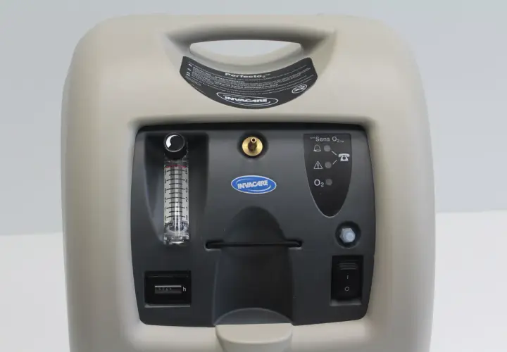 Koncentrator tlenu Invacare Perfecto 2™ z licznikiem godzin. Zastanawiasz się, ile prądu zużywa koncentrator tlenu? Ten model jest energooszczędny.