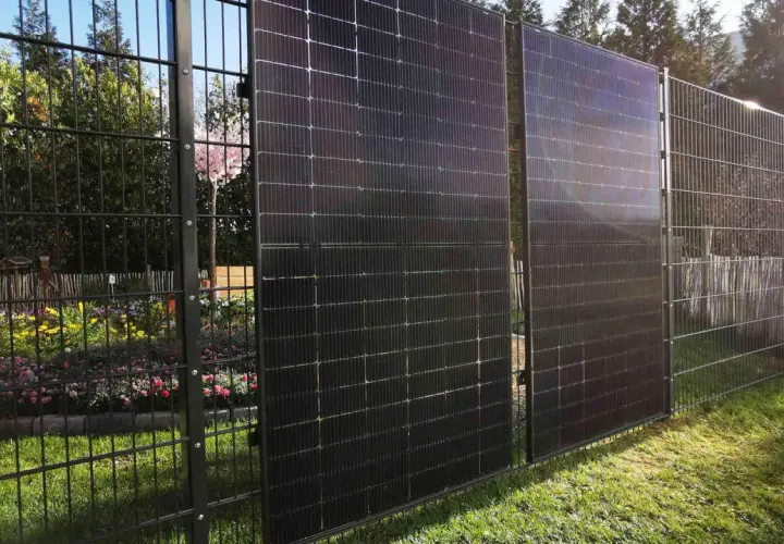 Ein moderner Zaun mit integrierten Solarmodulen. Dieser **solarzaun sinnvoll** nutzt die Fläche optimal für saubere Energie.
