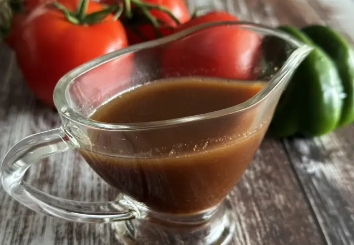 Szybki przepis na sos balsamiczny do sałatek, który zachwyca smakiem
