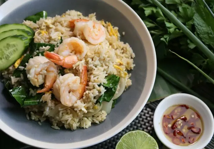 Receta fácil de arroz tres delicias con gambas que sorprende